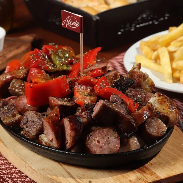 Parrillada mixta con carnes jugosas y vegetales asados