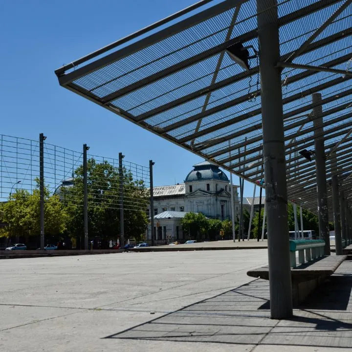 Vista panorámica de la Plaza 1 de Mayo en Montevideo con su moderna estructura